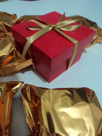 CAIXINHAS DE MDF 7X7X6 COM TÉCNICA CRAQUELE RECHEADA COM  PÃO DE MEL TAMANHO MÉDIO. FECHADA COM FITA DE CETIM  DOURADA VALOR 9,00